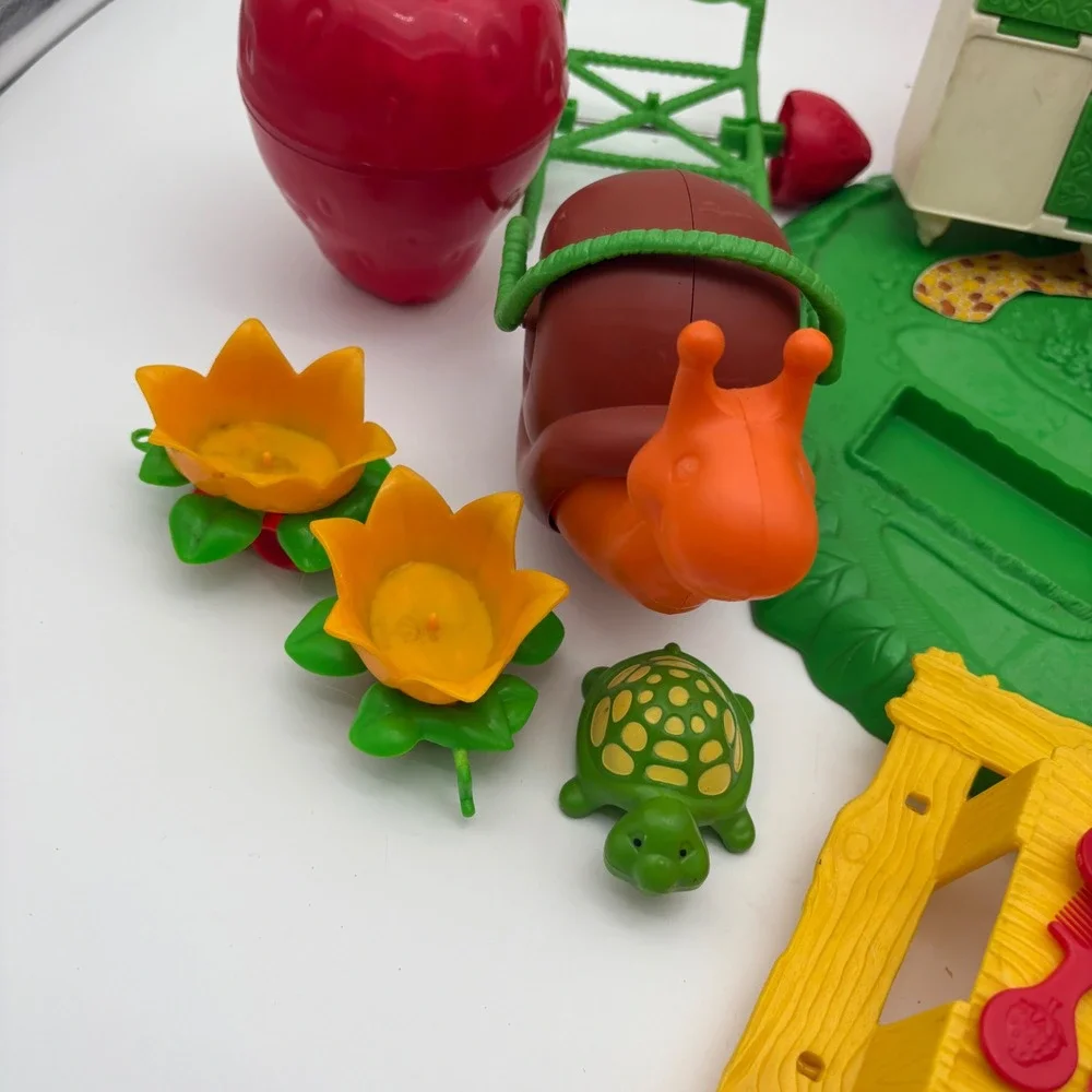 Vintage 1980s‎ Strawberry Shortcake Berry Bake Shoppe & Snail Cart Playset Lot